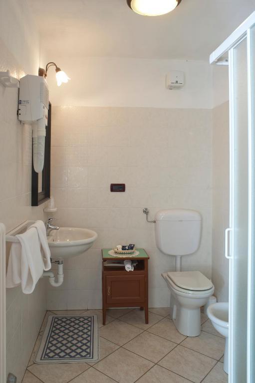 Albergo Castello Da Bonino Шампоршер Стая снимка